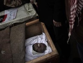 Llega a Motril una patera con 44 inmigrantes, cinco bebés