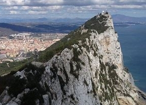 El español Almunia echa una mano y lidera una investigación europea sobre el paraíso fiscal en Gibraltar