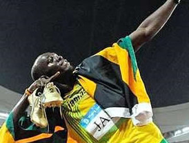 Greenpeace protesta contra la construcción de un hotel cubriéndolo con grandes telas