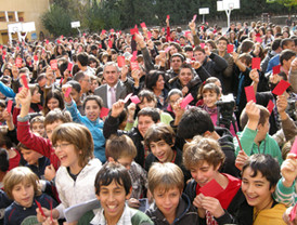 El delegado del Gobierno en Murcia y los alumnos del IES Saavedra Fajardo sacan tarjeta roja al maltratador