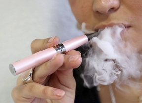 Los sanitarios alertan de la 'manga ancha' que el Congreso ha dado a los cigarrillos electrónicos porque no son inofensivos