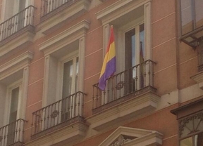 IU 'exige' un referéndum sobre la monarquía colocando una bandera republicana en el Ayuntamiento de Madrid 