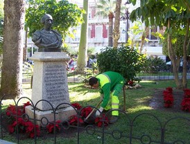 El Ayuntamiento de Águilas planta más de un millar de flores de Pascua en los jardines del municipio