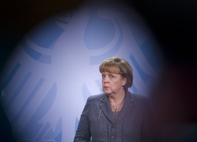 Merkel remoja sus barbas tras ver peligrar a su socio Sarkozy: anuncia la preparación de una "agenda del crecimiento" para la UE