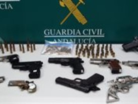 Desmantelada en Sevilla una red que transformaba armas de fogueo en reales