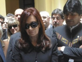 Muerte de Kirchner permite tregua política y solidaridad con la Presidenta