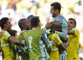 La diosa fortuna se alía con un pésimo Brasil que se mete en octavos en la lotería de los penaltis ante un luchador Chile (1-1)