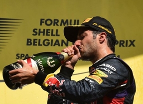 Ricciardo saca provecho de la batalla entre los Mercedes