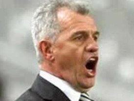 Zaragoza y Javier Aguirre se alejan del descenso; venció 2-1 al Málaga