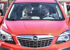 Felipe VI estrena el Opel Mokka en la planta de GM en Figueruelas