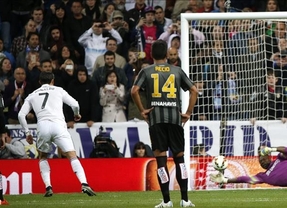 Un Madrid luchador sabe sufrir ante un Málaga respondón (3-1), pero se le lesionan Bale y Modric 