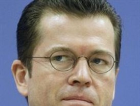 Dimite el ministro de Defensa alemán... por plagiar su tesis