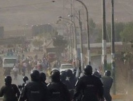 Opositores a proyecto minero Tía María se enfrentan por tercer día consecutivo a la Policía