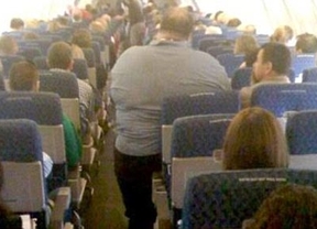 La polémica llega a los billetes de avión con la 'tasa para gordos'
