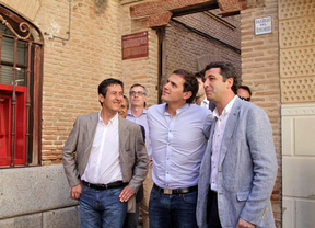 Ligero (izq), Rivera (c) y Paños ante el Ayuntamiento de Toledo