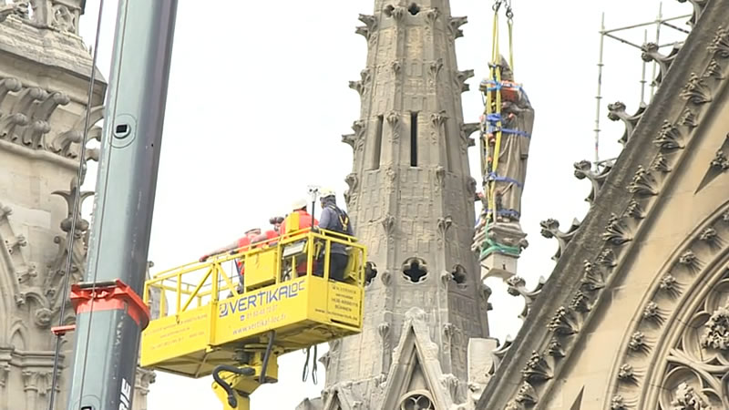 Comienzan las obras para cubrir la catedral de Notre Dame