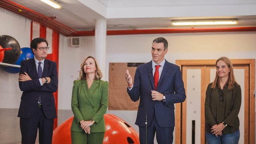 Óscar López, Pilar Alegría, Pedro Sánchez y Sara Hernández en una escuela infantil en Getafe.