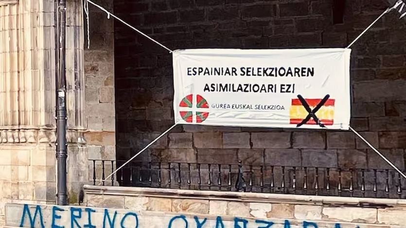 Pancarta y pintada contra Oyarzabal y Merino