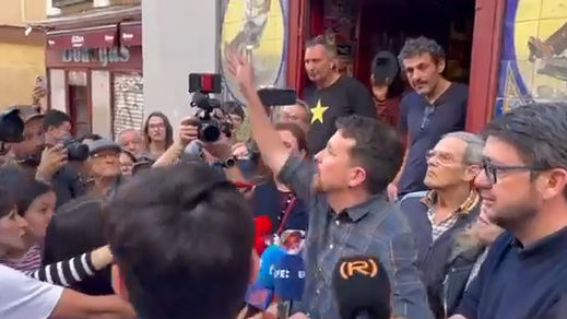 Pablo Iglesias, lanzando el micrófono de Vito Quiles