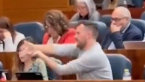 Piden la dimisión de un diputado madrileño, Pablo Padilla, por hacer un gesto de pistola mientras hablaba Ayuso