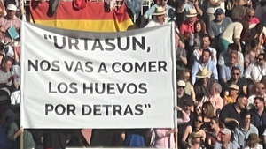 Polémica pancarta contra Urtasun en Las Ventas: "Nos vas a comer los huevos por detrás"