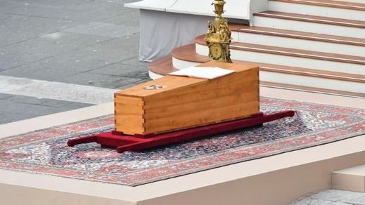 El féretro con el cuerpo de Benedicto XVI, en la Plaza de San Pedro
