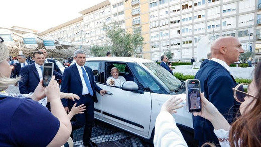 El Papa Francisco, saliendo del Hospital Gemelli de Roma
