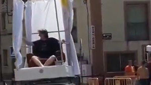 La controvertida aparición del alcalde de Soria subido en un "papamóvil" durante las fiestas enciende las redes