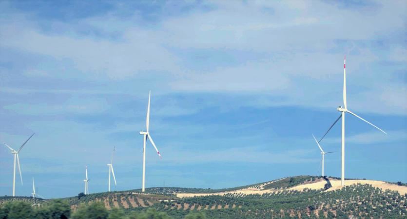 Iberdrola finaliza la instalación de los aerogeneradores con las palas más grandes de España en el parque eólico de Martín de la Jara