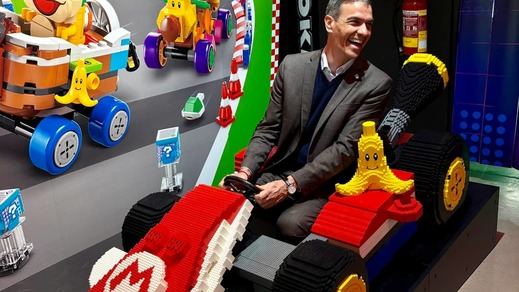 Pedro Sánchez en un Mario Kart de Lego en el Museo del Videojuego de Madrid