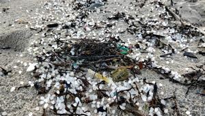 La Fiscalía de Medio Ambiente abre diligencias ante la marea de pellets en la costa gallega