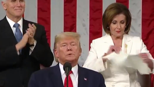 El show del discurso de la unión: Nancy Pelosi rompe ante las cámaras los papeles de Trump