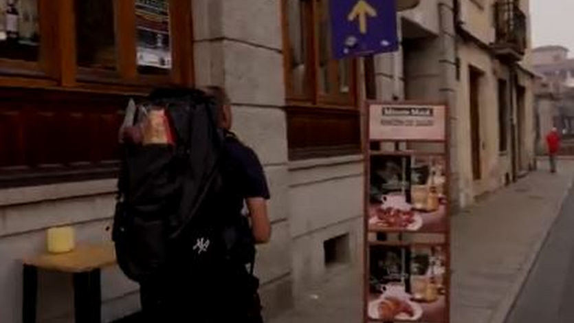 Un peregrino haciendo el Camino de Santiago