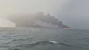 Un petrolero se incendia tras chocar con un buque mercante frente a las costas de Reino Unido