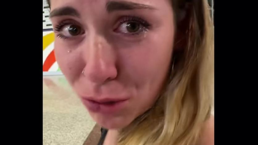 La joven llorando por perder el vuelo