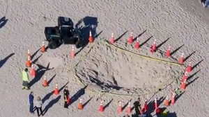Una niña muerta y un niño en estado crítico tras caer en el agujero que cavaban en una playa
