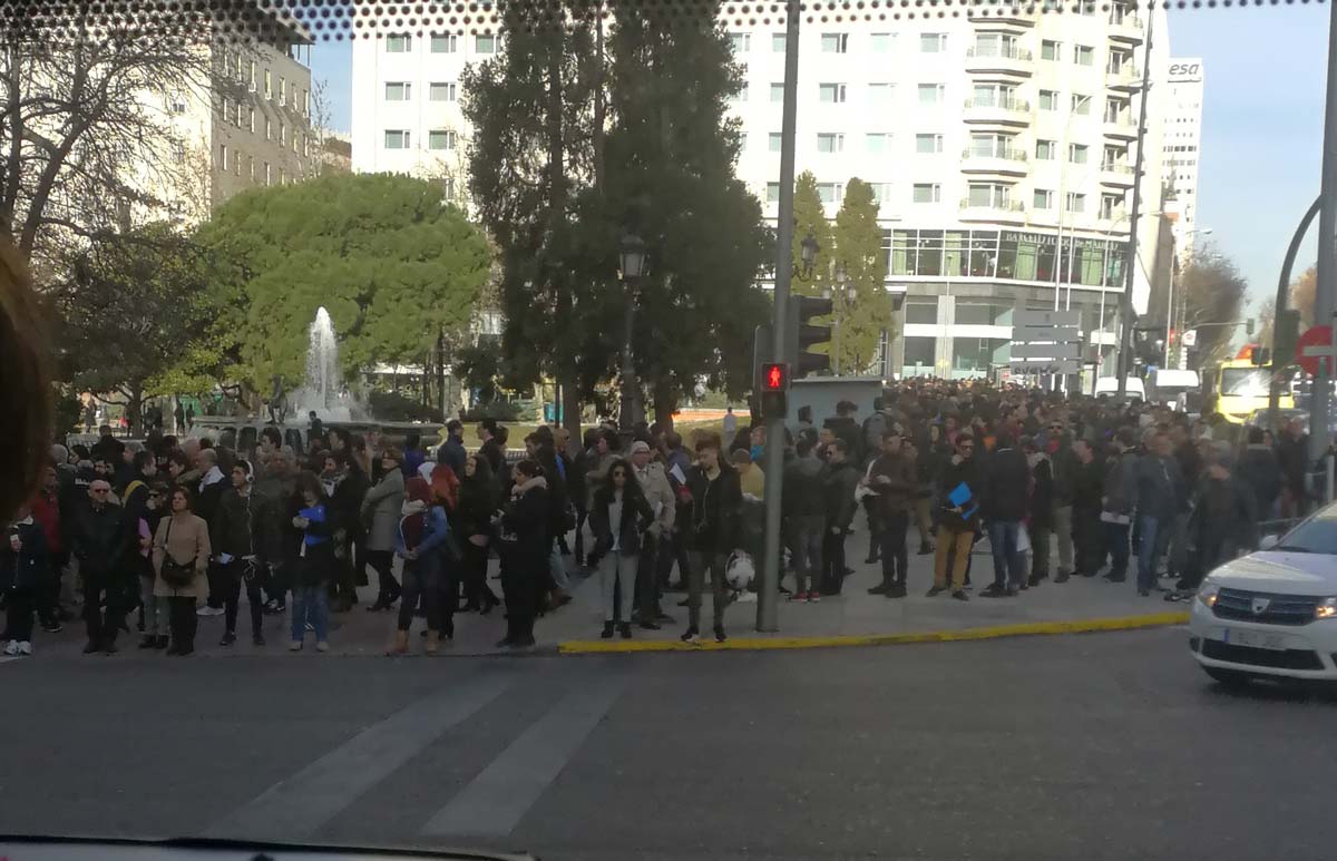 Cientos de candidatos para un empleo en un hotel de Plaza de España