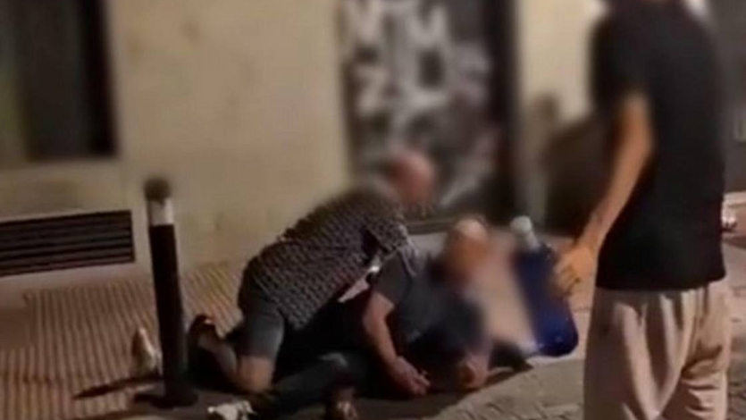 Policía reteniendo a un chico marroquí en el suelo