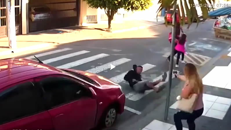Vídeo de impacto: una policía mata a un ladrón en plena calle ante varios testigos
