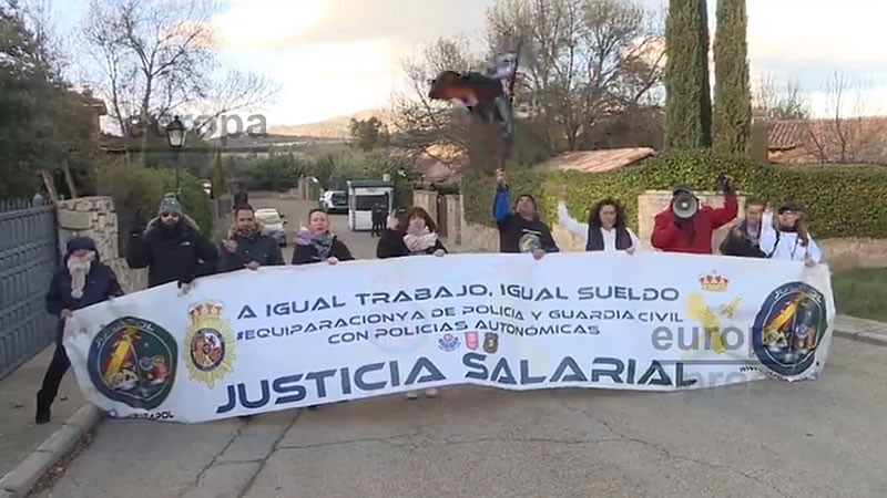 Policías y guardias civiles de Jusapol protestan ante la casa de Iglesias y Montero