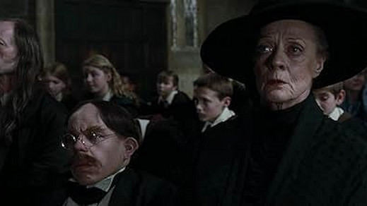 Warwick Davis junto a Maggie Smith