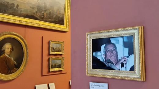 Foto del príncipe Andrés detenido en el Louvre