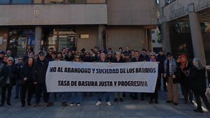 Protesta por la tasa de basuras en Ciudad Lineal (Madrid): "Queremos que sea progresiva y justa"