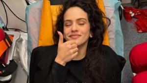 Rosalía tranquiliza a sus fans desde una camilla: "Me siento mucho mejor"