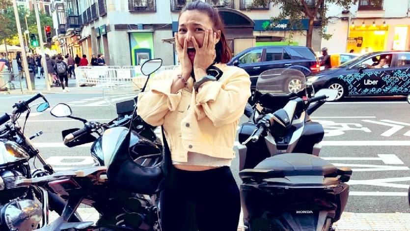 Elisa Mouliaá con las motos con matrícula 8278