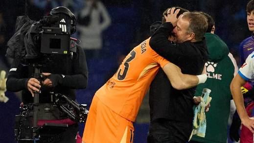 Hansi Flick felicitando a Joan García