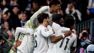 Los jugadores del Madrid celebran el gol de Mbappé