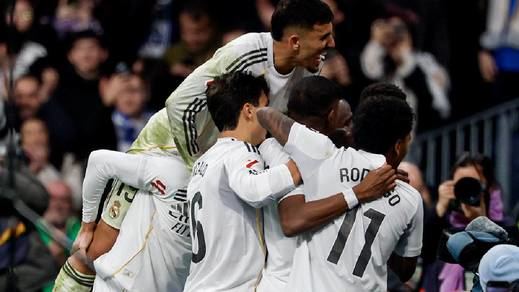 Los jugadores del Madrid celebran el gol de Mbappé