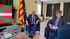 Ortuzar y Puigdemont "estrechan relaciones" entre PNV y Junts en Warterloo de cara a la investidura