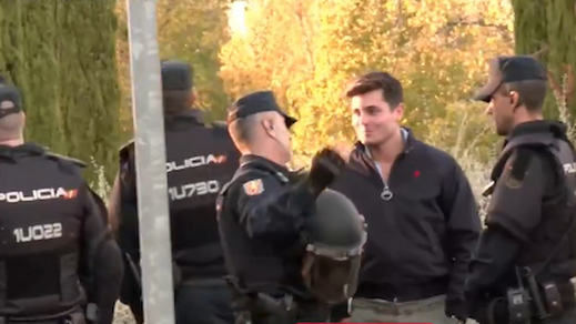 Vito Quiles hablando con la policía